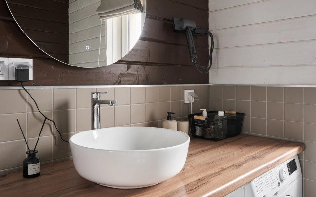 Частный дом с панорамными окнами у озера