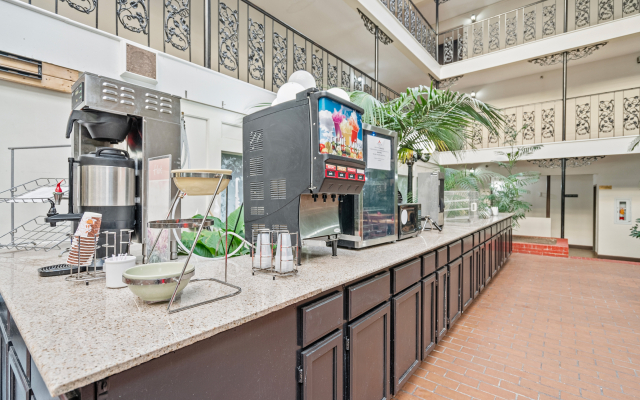 Отель Coratel Plus Suites Wichita West Airport