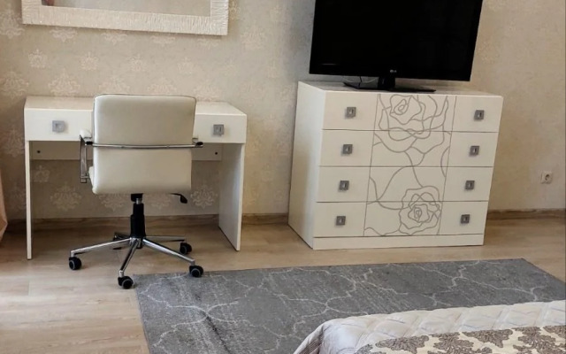 Апартаменты в центре с тремя спальнями на Червякова 55 рядом с парком Победы