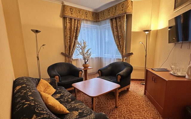 Proton Hotel