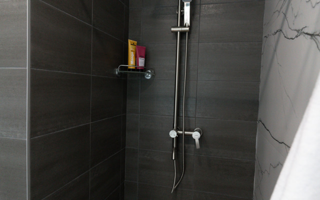 Апартаменты-студия Города 30 кв м с двуспальным диваном и панорамными окнами 4 этаж