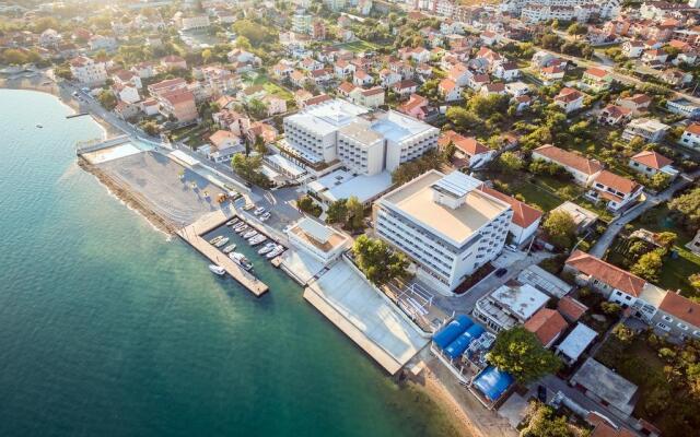 Carine Hotel Delfin