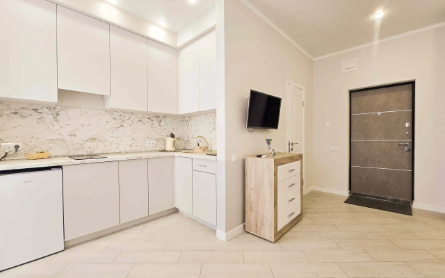 Svetlaya studiya svoy s balkonom i potryasayushchim vidom na more Flat