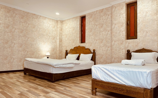 Ayvan Plaza Hotel