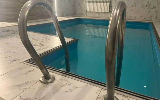Alisa. Dom s basseynom i baney na drovakh Private house