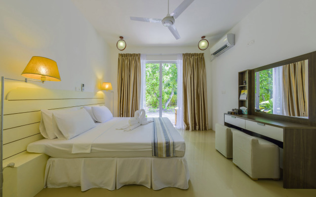 Dhigurah Retreat Beach Hotel