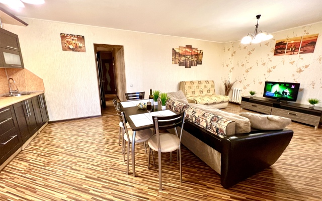 Апартаменты двухкомнатные на Карбышева 61Б (рядом с ТЦ Космопорт)