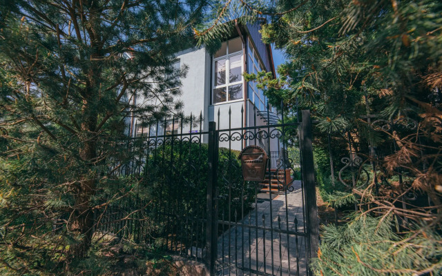 V Tsentre Goroda S Zelenym Sadom Private house