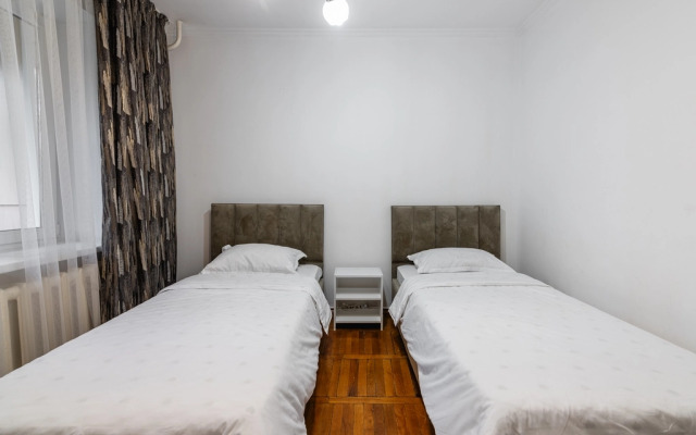 3-K v Tsentre Almaty Flat