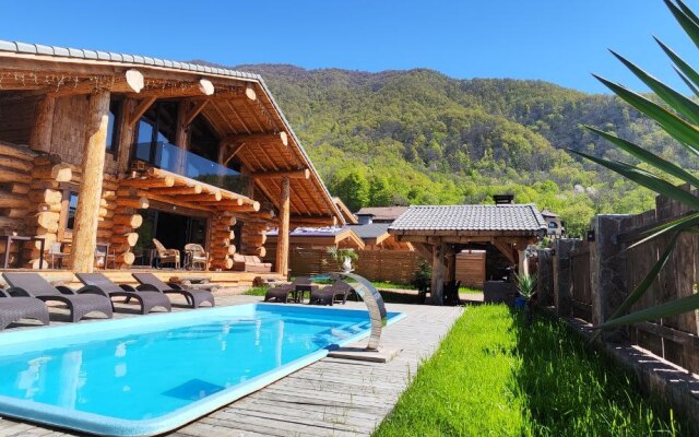 Kedr 750, 6 spalen, 15 gostej s Bassejnom i Banej Chalet