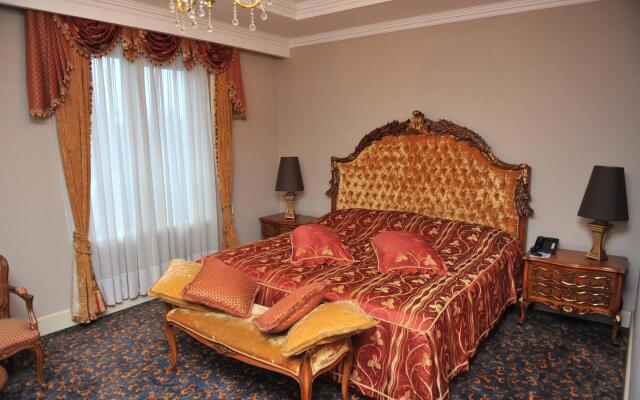 Intourist Palace Hotel