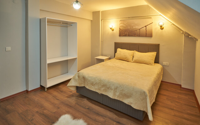 Basement Floor 2 Bedrooms for 4 people Flat