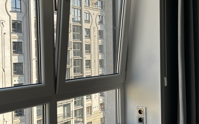Stilnaya ot dizaynera u ozera Flat