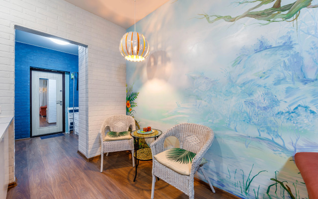 Апартаменты на Крестинского павлин