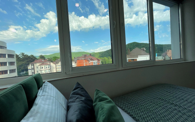 S Panoramnym Vidom Gory I More Apartment