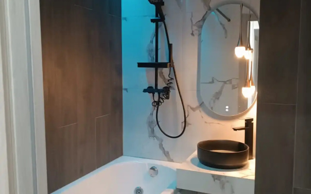 S Dzhakuzi I Illyuminatsiey Flat