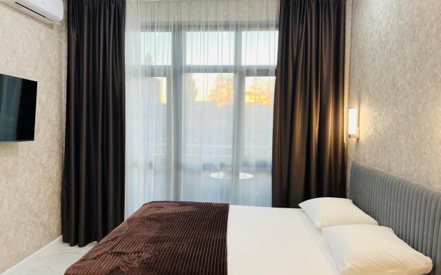 3kh mestnye apartamenty s balkonom i basseynom Apartments