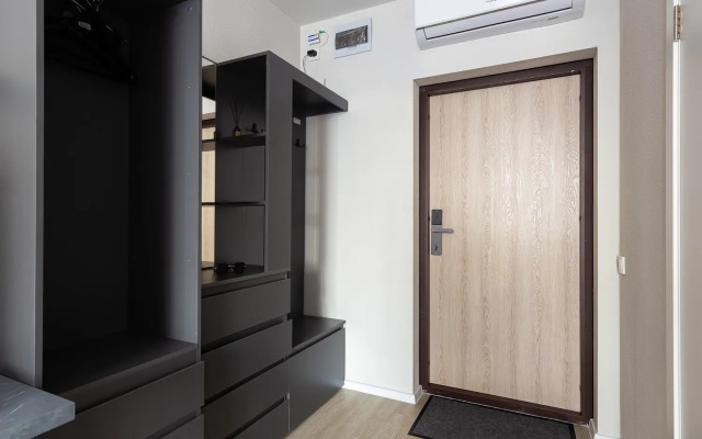 Yarkaya studiya ryadom s naberezhnoj i kondicionerom Flat