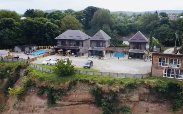 S baney i basseynom Private house
