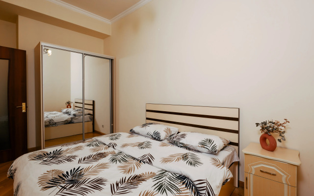 2-K v Novostroyke, Ulitsa Arama, Di480 Flat