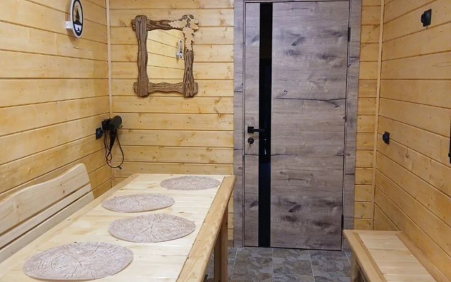 Частный Дом в Центpе Дeревни Взвад