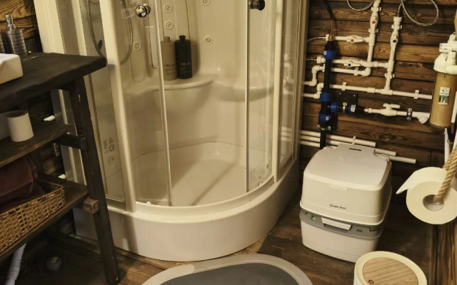 Частный дом в лесу у реки