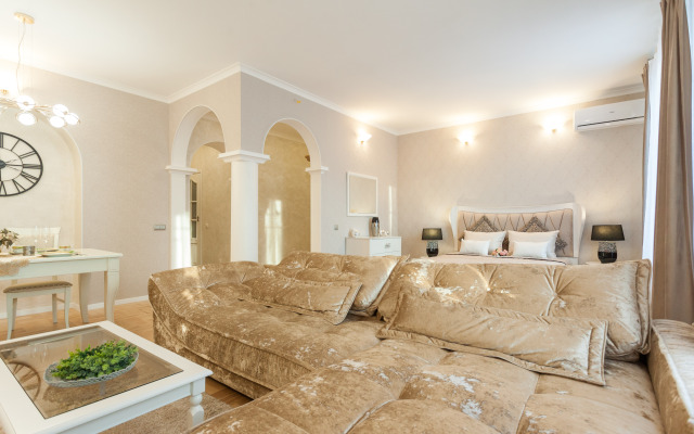 Apartamenty dvukhkomnatnyye extra lux v tsentre