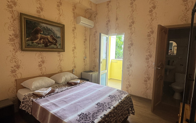 Orehovyij 13 Plyaho Guest House