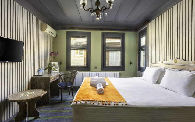 Wonder Wood Hotel