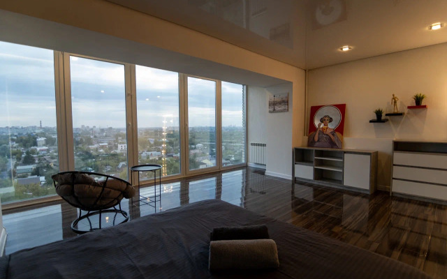 S panoramnym vidom na gorod Apartments