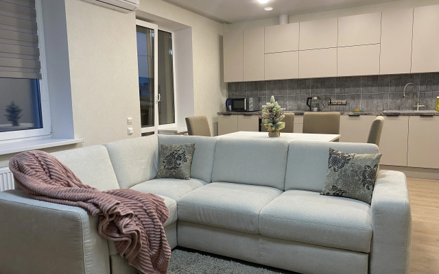 U Metro Grushevka Apartments