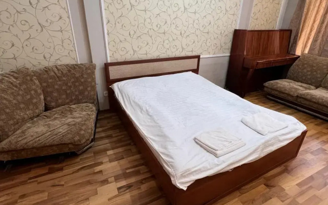Shikarnaya Trekhkomnatnaya na Michurina Flat