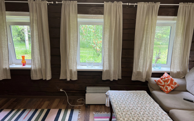 Nastoyaschiy Derevenskiy Dom s Russkoy Pechkoy Private House