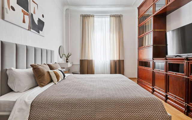 Квартира FlatStay Карповки 16| Большая видовая 4шка с камином