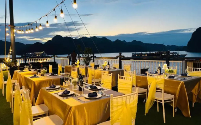 Verdure Lotus Luxury Cruise Hotel