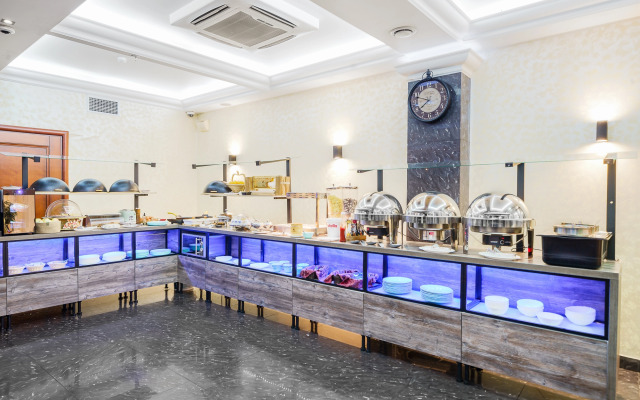 Men'K Kings Hotel
