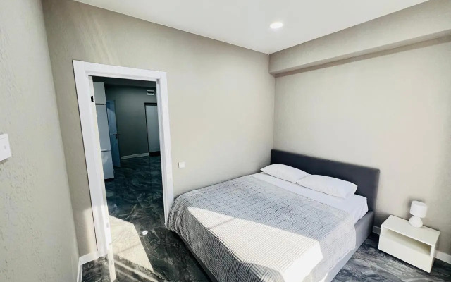 Yevrodvushka S Vidom Na Basseyn Apartments