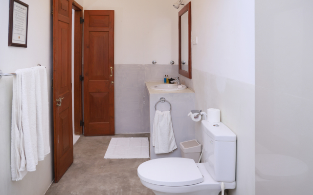 South Point Surf House - 5 bedrooms sleeps 14 Villa