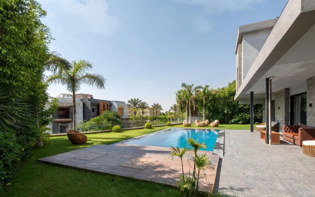 Settle Inn Luxury Swan Lake Villa