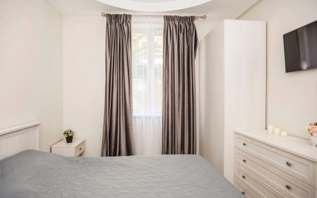 U Morya S Basseinom v ZhK Solnechnyij apt12 Apartment