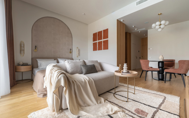 Dvukhmestnyye Marisol Amber s vidom na bassein Apartments