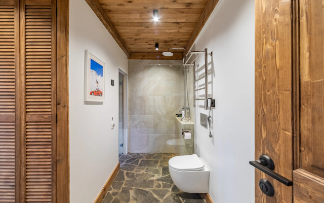 Шале с камином и джакузи в лесу