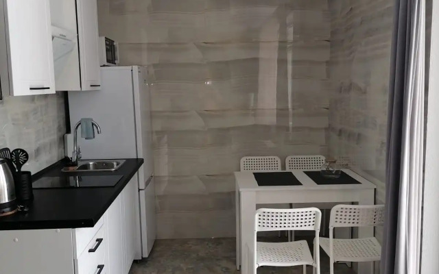 Uyutnaya Studiya S Balkonom I Basseynom Vo Dvore Flat