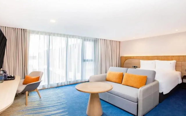 Holiday Inn Express and Suites Bangkok Central Pier by IHG