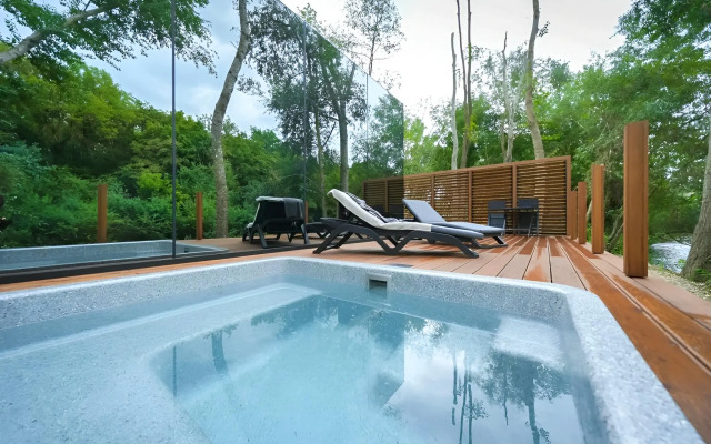 Private House na Beregu Reki s Avtorskim Dizaynom
