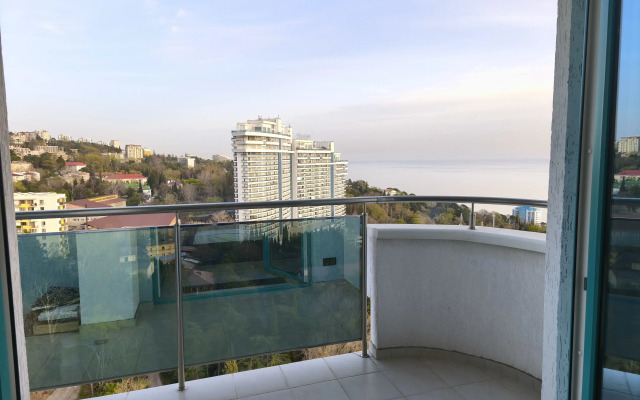 Stilnaya dvukhkomnatnaya kvartira s bolshoy terrasoy i vidom na more Flat