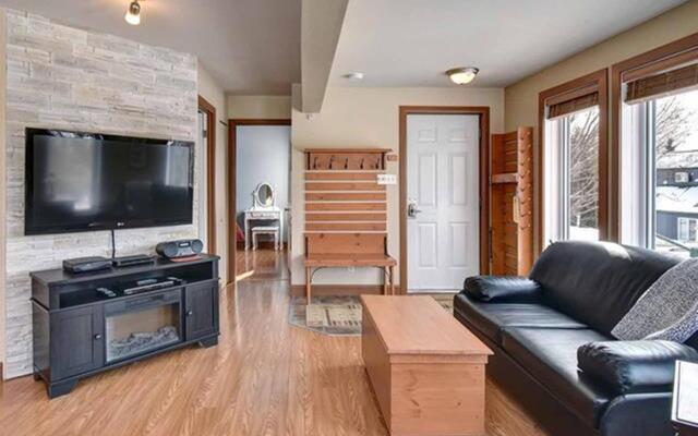 Bright Condo near the Lake Private House
