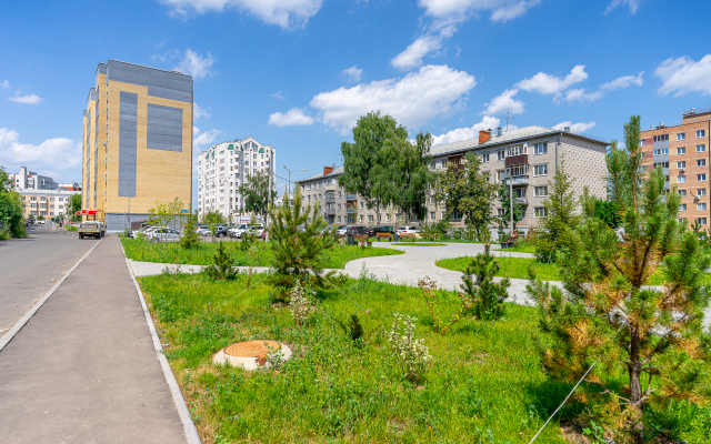 Svetlaya kvartira s parkovkoy na Gubkina Flat