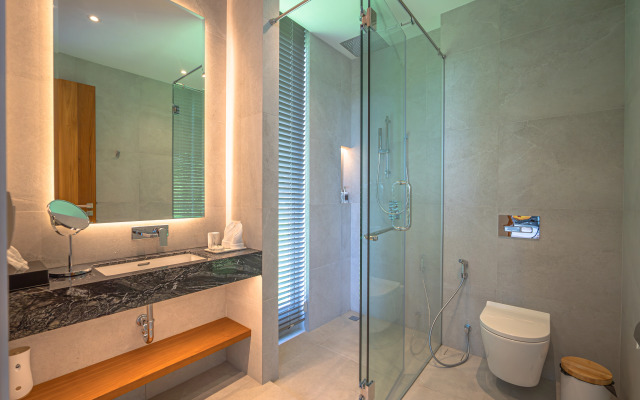 Luxury Infinity Pool Villa in Nai Harn Villa