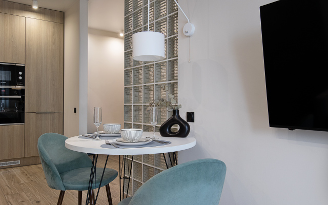 Апартаменты улучшенные в новом доме с качелей